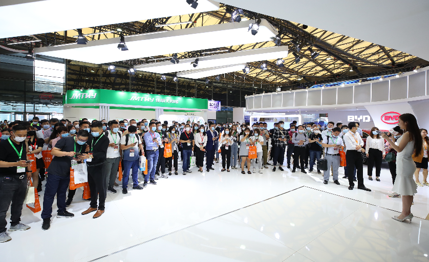 上海服裝展覽搭建公司分析 什么樣的職業(yè)裝才能吸引更多得觀眾！